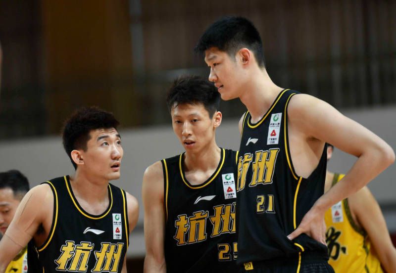 其他可出战的后卫为万-比萨卡、达洛特、雷吉隆、埃文斯、瓦拉内。